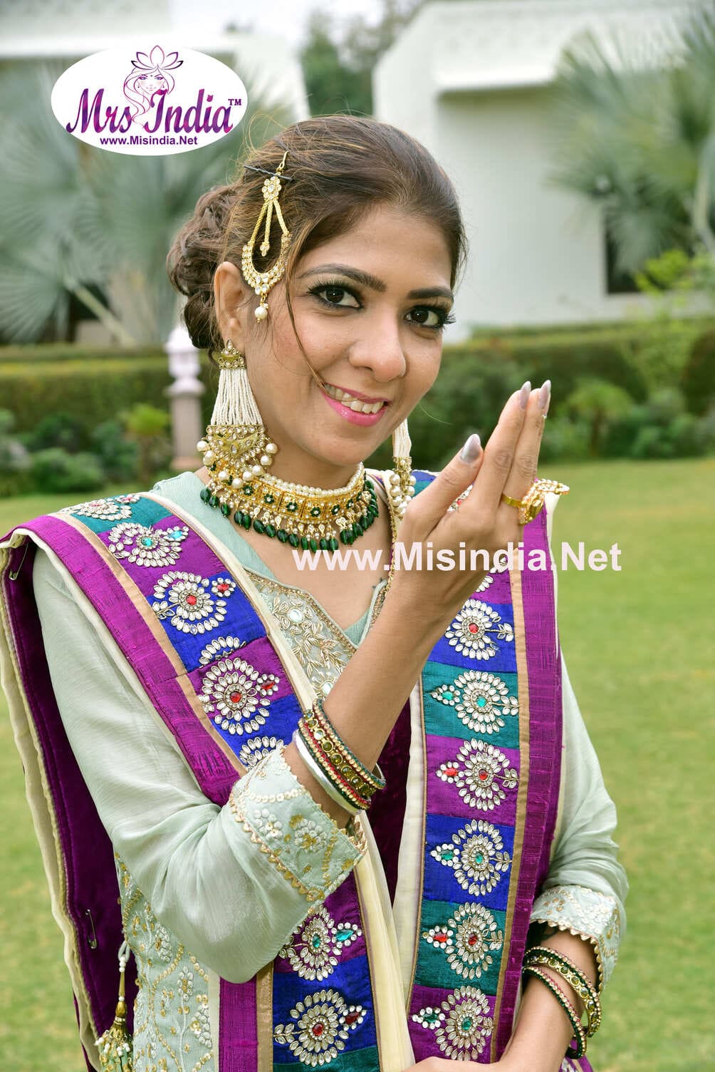 Close-up of Mrs India finalist wearing Hyderabad Khada Dupatta jewellery and traditional attire